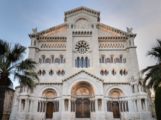 Fototapeta na wymiar Catedral de San Nicolas, Construida en piedras blancas La Turbie, en 1875, este edificio de estilo romano -bizantino alberga las sepulturas de los difuntos Príncipes..