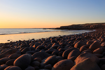 Obraz premium Stony coast at sunset in Iceland