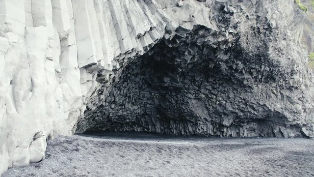 Cueva de basalto H&aacute;lsanefshellir