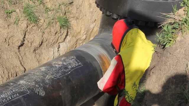 Sandblasting of metal by compressed air