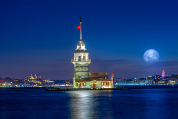 Fototapeta premium Maiden's Tower in istanbul, Turkey (KIZ KULESI - USKUDAR)