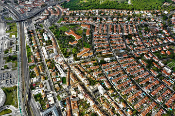 Naklejka premium Lissabon Luftbilder - Luftaufnahmen von Lissabon: Ponte 25 de Abril, Castelo de São Jorge, Igreja de Santa Engrácia, Commerce Square und weitere Sehenswürdigkeiten