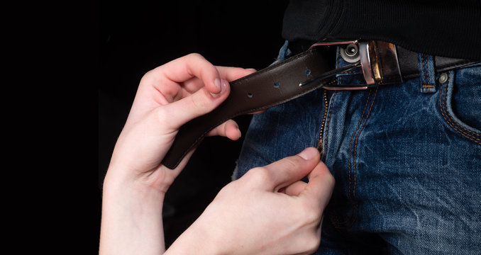 Видео как женщина снимает с себя ремень