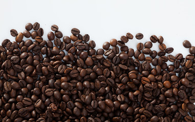 Obraz premium Coffee beans on white background