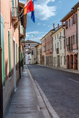 Sesto al Reghena, centro storico pedonabile e palazzi entro le mura, con bandiera italiana
