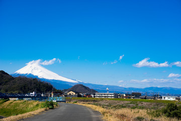 Fototapeta premium 伊豆の国市狩野川から見た富士山 無人