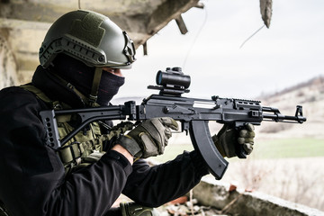 Fototapeta premium Żołnierz policji sił specjalnych szkolący się w zrujnowanym budynku airsoft SWAT terrorystów