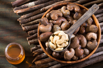 Nuts and cashew oil - Anacardium occidentale