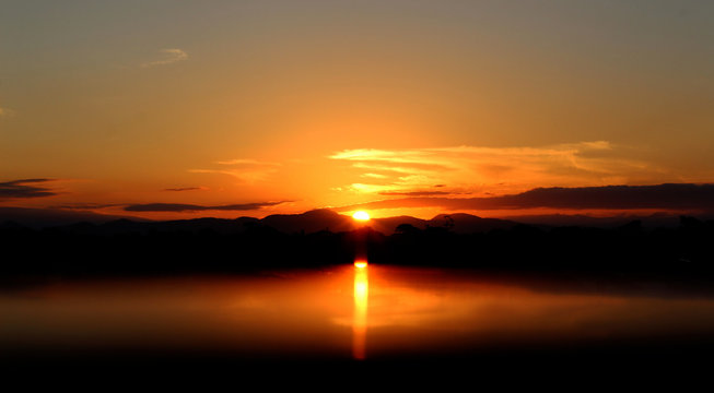 Por do sol sobre lago