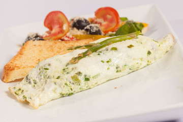 omelet de claras de huevo con pan y verduras