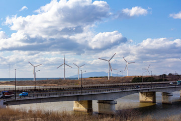 風力発電と道路を走行する自動車　自然エネルギー　イメージ