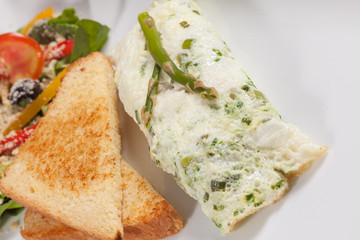omelet de claras de huevo con pan y verduras