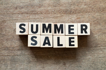 Fototapeta premium Letter block in word summer sale on wood background