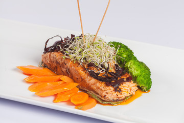 Salmón con verduras