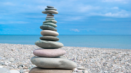 Fototapeta na wymiar pyramid of pebbles on the beach