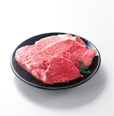 牛肉ステーキ用-生肉-切り抜き-影イキ-皿盛り