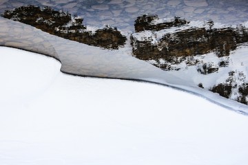 Berglandschaften gespiegelt in klarem Gletscherwasser