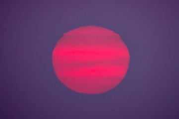 霞む朝に昇る太陽