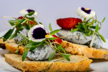 CANAPÉS DE QUESO DE CABRA