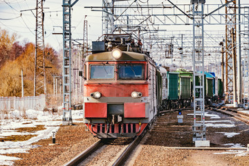 Obraz premium Long freight train approaches to the station.