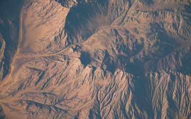 Photo satellite d'un désert avec érosion et montagnes - obrazy, fototapety, plakaty