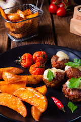 Meatballs with potato quarter from the oven