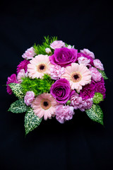 	カーネーション・バラ・ガーベラのピンクラウンドフラワーアレンジメント・母の日（縦）