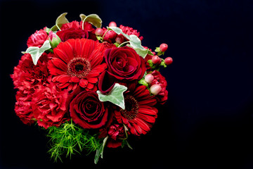 カーネーション・バラ・ガーベラの赤いラウンドフラワーアレンジメント・母の日