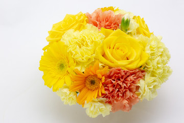 カーネーション・バラ・ガーベラのイエローラウンドフラワーアレンジメント・母の日