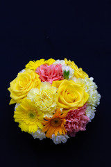 カーネーション・バラ・ガーベラのイエローラウンドフラワーアレンジメント・母の日（縦）