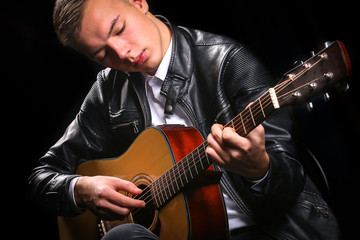 Obraz premium Young men playing the guitar