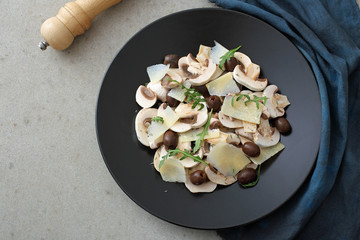 insalata di funghi con rucola parmigiano e olive
