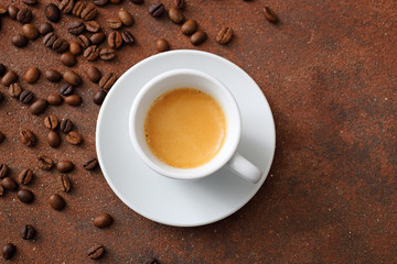 caffe' espresso in tazza di ceramica bianca su sfondo marrone