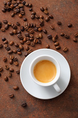 caffe' espresso in tazza di ceramica bianca su sfondo marrone