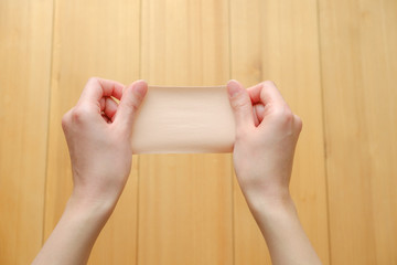 写真素材：湿布を持つ手　医薬品　整体　慢性疲労