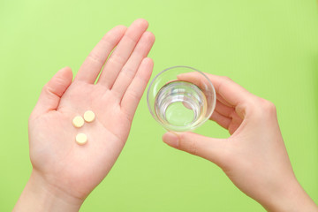 写真素材：錠剤を持つ手　水　コップ　医薬品　治療　慢性疲労