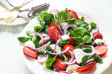 Feldsalat mit Erdbeeren, Radieschen und Chevre, Detox