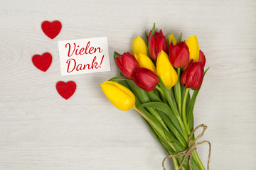 Tulpen und Karte: Vielen Dank!