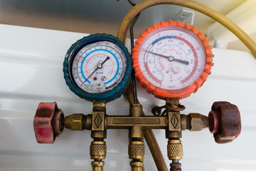 Coolant gauges, measuring equipment for investigate and refueling of air conditioners. Pressure Measurement – Manometers.