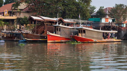 Obraz premium Hausboote auf dem Chao Phraya