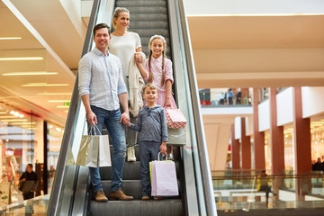 Glückliche Familie im Einkaufszentrum