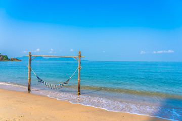 Obraz na płótnie Canvas Empty hammock swing on the beautiful beach and sea