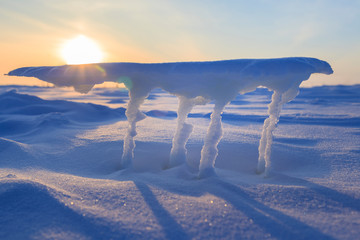 erosion of snow, the similarity with the ship