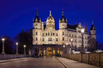 Fototapeta na wymiar Landtag im Schloss Schwerin am Abend entzerrt