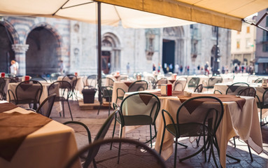 Naklejka premium Miejsca w restauracji na świeżym powietrzu bez ludzi w słoneczny dzień w Mediolanie