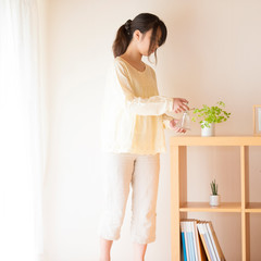 植物に水をやる女性