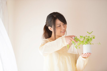 植物に水をやる女性