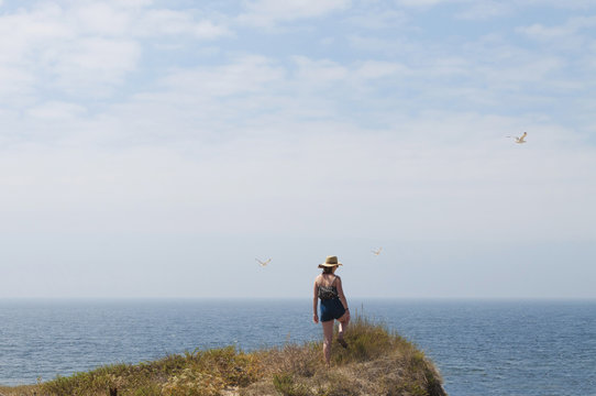 Femme qui regarde l'horizon