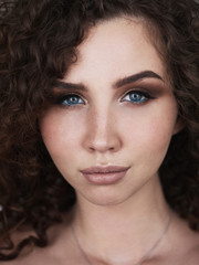 Naklejka premium Close up lifestyle portrait of young beautiful red head woman with trendy curly hairstyle, blue eyes, professional makeup