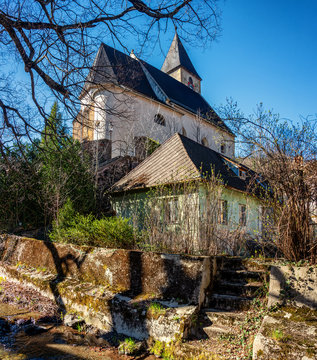Pfarrkirche Payerbach: Auf einer Felsenkanzel &uuml;ber dem Ort steht die r&ouml;misch-katholische Pfarrkirche mit dem sogenannten &bdquo;schwarzen Turm&ldquo;